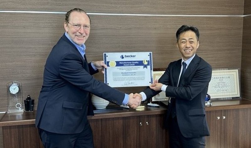 Henning Kuhlmann presents an award to the supplier Mukami